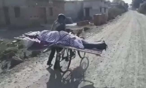 సహకరించని గ్రామస్తులు.. తల్లి శవాన్ని సైకిల్‌పై