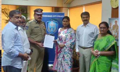 షర్మిలపై దుష్ప్రచారం కేసులో ఆ ఐదుగురు అరెస్ట్