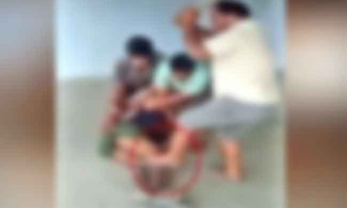 కోళ్లు దొంగతనం చేస్తున్నాడని చావబాదారు..