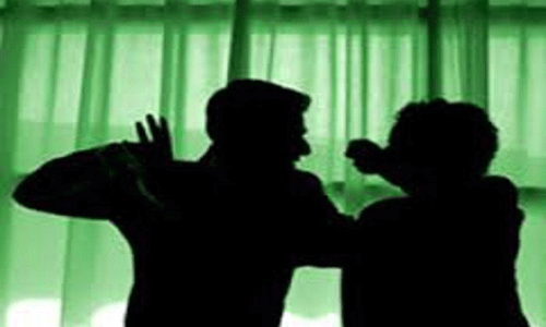 ఫేస్‌బుక్‌లో అశ్లీల పోస్ట్ చేసిన యువకుడిని ఓ మహిళ ఇంటికి పిలిపించి..