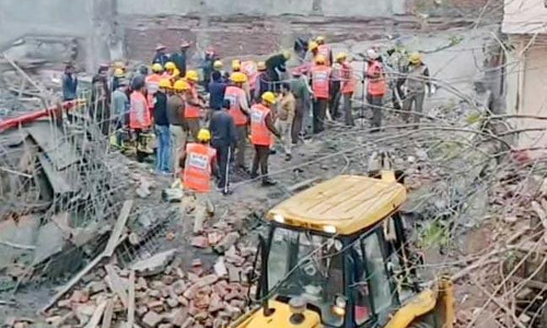 కుప్పకూలిన నాలుగు అంతస్థుల భవనం