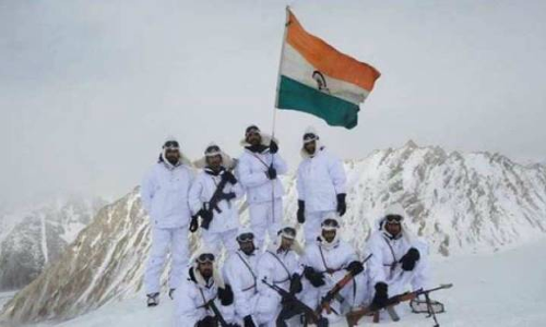 ఎగిరొచ్చే మంచు ముళ్లై గుచ్చుకుంటున్నా... మనల్ని రక్షిస్తున్న ధీర జవాన్లకు వీర సలాం ఎగిరొచ్చే మంచు ముళ్లై గుచ్చుకుంటున్నా... మనల్ని రక్షిస్తున్న ధీర జవాన్లకు వీర సలాం