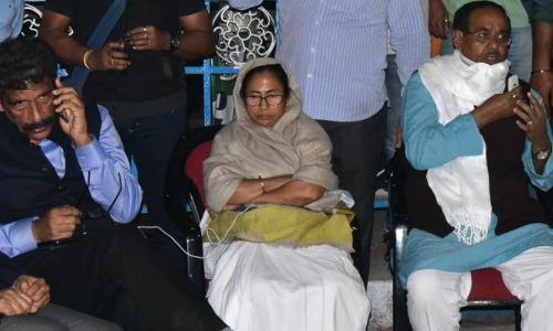 బెంగాల్ వర్సెస్ సీబీఐ : కేంద్రానికి గవర్నర్ నివేదిక బెంగాల్ వర్సెస్ సీబీఐ : కేంద్రానికి గవర్నర్ నివేదిక