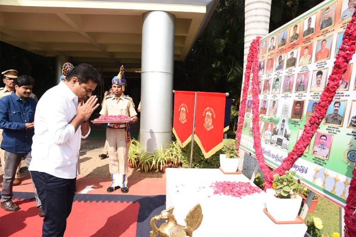 వీర జవాన్లకు కేటీఆర్ నివాళి..రూ. 25 లక్షల ఆర్థికసాయం వీర జవాన్లకు కేటీఆర్ నివాళి..రూ. 25 లక్షల ఆర్థికసాయం