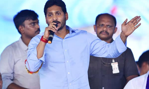 టీడీపీ నాయకులపై ఆకర్షణ అస్త్రం...టీఆర్ఎస్ తరహా వ్యూహంతో వైసీపీ... టీడీపీ నాయకులపై ఆకర్షణ అస్త్రం...టీఆర్ఎస్ తరహా వ్యూహంతో వైసీపీ...