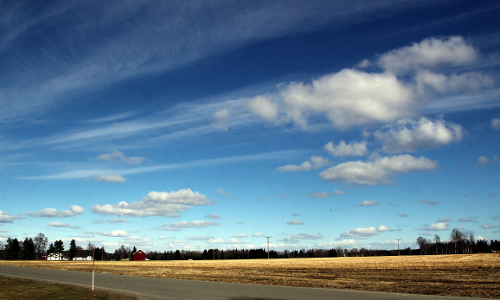 ఆకాశం భూమి ఆకర్షణతో కలిసినట్టు...