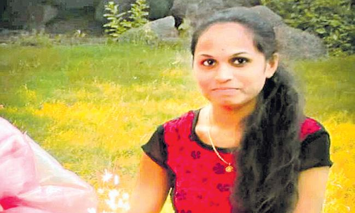 ప్రేమోన్మాది దాడిలో గాయపడ్డ రవళి కన్నుమూత