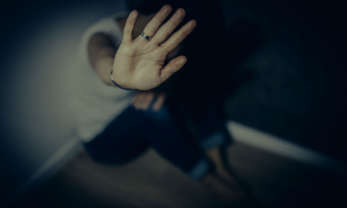 అమ్మాయిని వివస్త్రను చేసి.. బ్లేడ్‌తో దారుణం