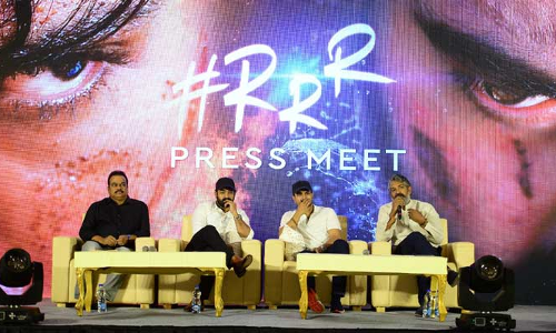 RRR కథేంటో వెల్లడించిన రాజమౌళి!