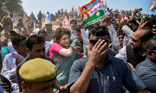 ప్రియాంకా గాంధీ పడవ ప్రయాణం.. గంగ గట్టున ఓట్ల వేట ప్రియాంకా గాంధీ పడవ ప్రయాణం.. గంగ గట్టున ఓట్ల వేట