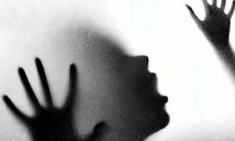 అత్యాచారం చేసి, బాధితురాలి దుస్తులతో పరార్..పార్కులో నగ్నంగా యువతి...