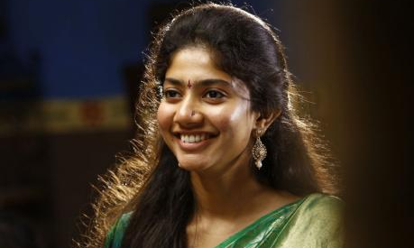 దర్శకుడితో ప్రేమలో పడిన ఫిదా బ్యూటీ దర్శకుడితో ప్రేమలో పడిన ఫిదా బ్యూటీ