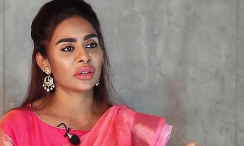 తనపై హత్య యత్నం చేశాడు అంటున్న శ్రీ రెడ్డి తనపై హత్య యత్నం చేశాడు అంటున్న శ్రీ రెడ్డి