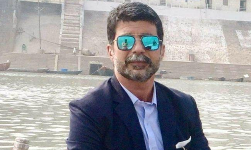 పోలీసులకు మందు పార్టీ ఇచ్చి ఖైదీ పరార్‌