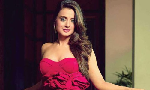 చీటింగ్ కేసులో ఇరుక్కున్న హీరోయిన్ చీటింగ్ కేసులో ఇరుక్కున్న హీరోయిన్