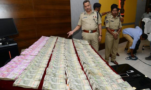 విజయవాడలో హవాలా సంచలనం...భారీగా పట్టుబడిన 500, 2000 నోట్ల కట్టలు