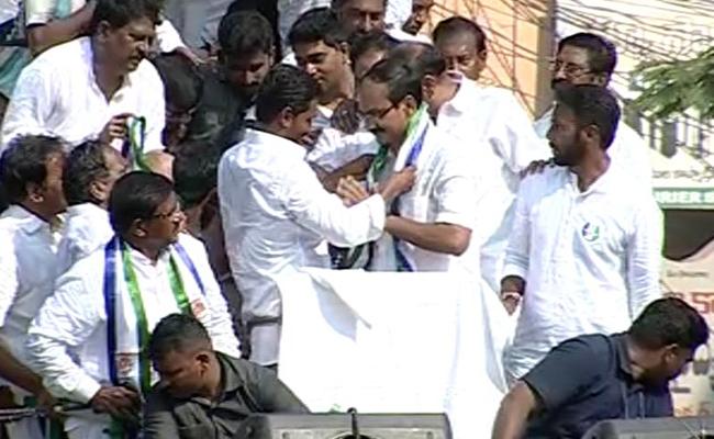 వైసీపీలో చేరిన పార్థసారధి రెడ్డి వైసీపీలో చేరిన పార్థసారధి రెడ్డి