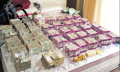 ఎన్నికల వేళ ప్రవహిస్తున్న కరెన్సీ కట్టలు