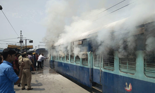 చార్మినార్ ఎక్స్ప్రెస్లో మంటలు.. చార్మినార్ ఎక్స్ప్రెస్లో మంటలు..