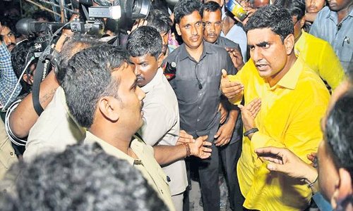 ధర్నాకు దిగిన నారా లోకేష్