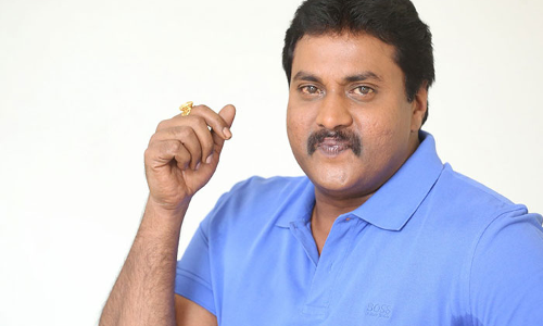 ఆ స్టార్ దర్శకుడు నాకు గ్లాస్ మేట్ అంటున్న సునీల్ ఆ స్టార్ దర్శకుడు నాకు గ్లాస్ మేట్ అంటున్న సునీల్