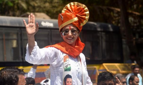 సినీ రంగంలో వెలుగు వెలిగిన ఊర్మిళ.. రాజకీయాల్లో రాణిస్తారా? సినీ రంగంలో వెలుగు వెలిగిన ఊర్మిళ.. రాజకీయాల్లో రాణిస్తారా?