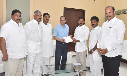 రాజ్భవన్కు చేరిన ఏపీ రాజకీయం రాజ్భవన్కు చేరిన ఏపీ రాజకీయం