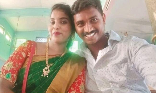 ప్రియుడి ఇంటిముందు ప్రియురాలు మౌన దీక్ష