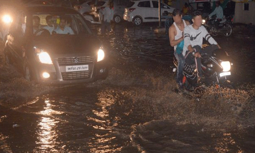 హైదరాబాద్లో అర్థరాత్రి భారీ వర్షం హైదరాబాద్లో అర్థరాత్రి భారీ వర్షం