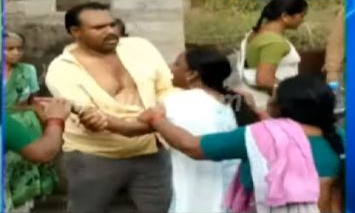 వివాహేతర సంబంధం పెట్టుకున్న భర్తను చితకబాదిన భార్య