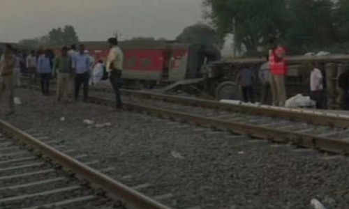 పట్టాలు తప్పిన ఎక్స్ప్రెస్ రైలు.. పట్టాలు తప్పిన ఎక్స్ప్రెస్ రైలు..