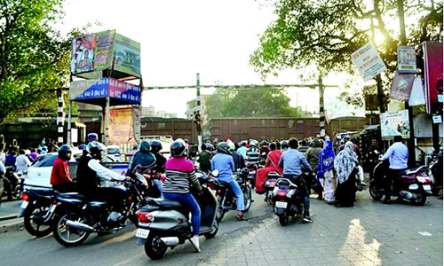 డ్యూటీ ముగిసిందని రైలును మధ్యలోనే ఆపేశాడు