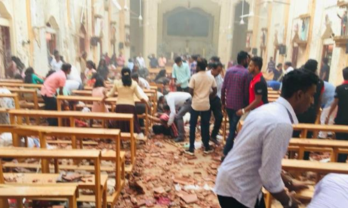 చర్చిల్లో పేలుళ్లు.. దద్దరిల్లిన కొలంబో