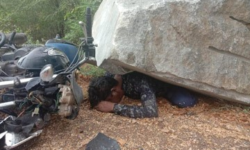 వర్షం వస్తోందని బండరాయి చాటున నిలబడితే...