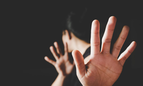 నిద్రిస్తున్న మహిళ గదిలోకి దుండగుడు ప్రవేశించి..