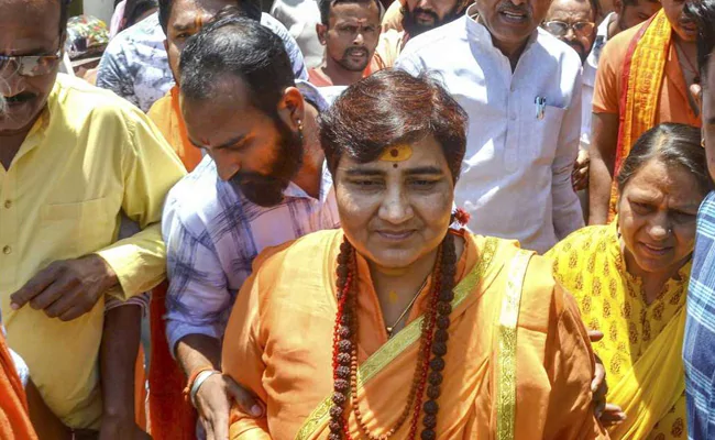 భోపాల్ లో ప్రగ్యా వర్సెస్ డిగ్గీ టగ్ ఆఫ్ వార్