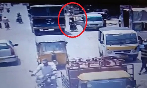 ఆటో డోర్‌ తీయడంతో టిప్పిర్‌ కింద పడి ఇద్దరి మృతి