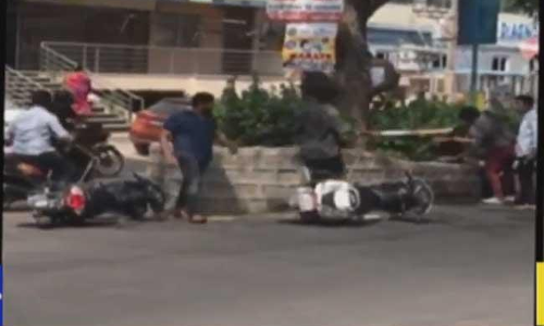 కూకట్‌పల్లిలో విద్యార్థుల మధ్య ఘర్షణ ..మహిళకు గాయాలు