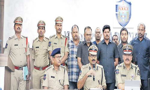 ఆర్టీసీ బస్సు ఎత్తుకెళ్లింది.. ఆటోడ్రైవర్లు