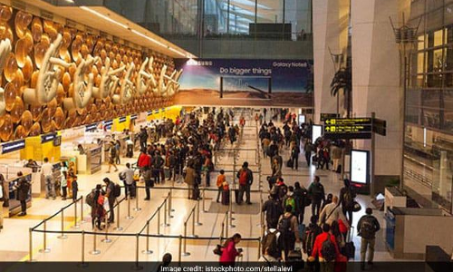 సర్వర్‌ డౌన్‌ : ఎయిర్‌పోర్ట్‌లోనే నిలిచిపోయిన ప్రయాణీకులు