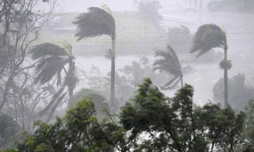 ఫోని తుఫాన్ : ఈదురుగాలులతో భారీ వర్షాలు.. 100 రైళ్లు రద్దు..