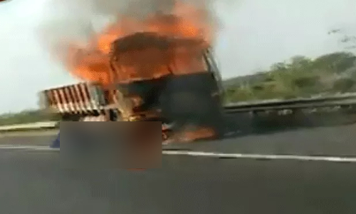 ఎండవేడికి లారీలో చెలరేగిన మంటలు.. డ్రైవర్, క్లీనర్..