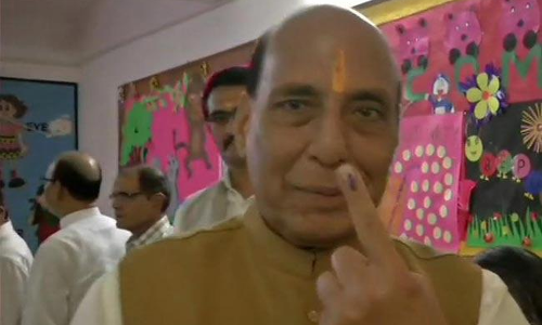 లక్నోలో ఓటు హక్కు వినియోగించుకున్న రాజ్‌నాథ్ సింగ్