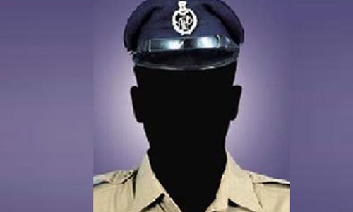 మహిళతో కానిస్టేబుల్ అసభ్య ప్రవర్తన...పట్టుకుని చితకబాదిన...