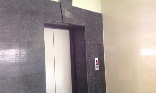 లిప్ట్‌లో కాలు ఇరుక్కుని మహిళ..