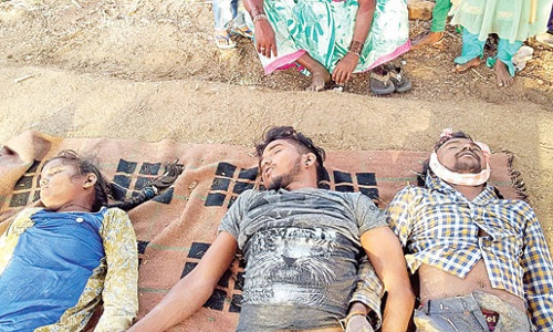 పెళ్లి గురించి ఇంట్లో చర్చలు.. చెల్లి ఫోన్‌లో మాట్లాడుతుండటం చూసి..