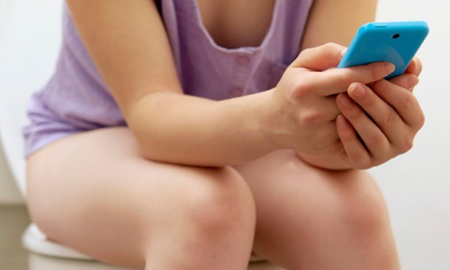 బాత్‌రూంలోకి ఫోన్ తీసికెళ్ళి...