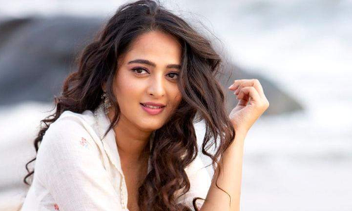 యాంకర్ గా మారిన అనుష్క