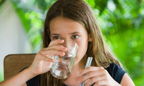 తినేటప్పుడు నీరు తాగితే మంచిదే.. కానీ..