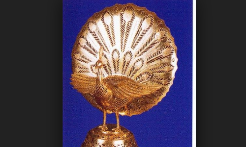 లక్ష తులాల బంగారపు కడ్డీలతో ఆ సింహాసనం.. అదీ ఆ పక్షి ప్రత్యేకత!